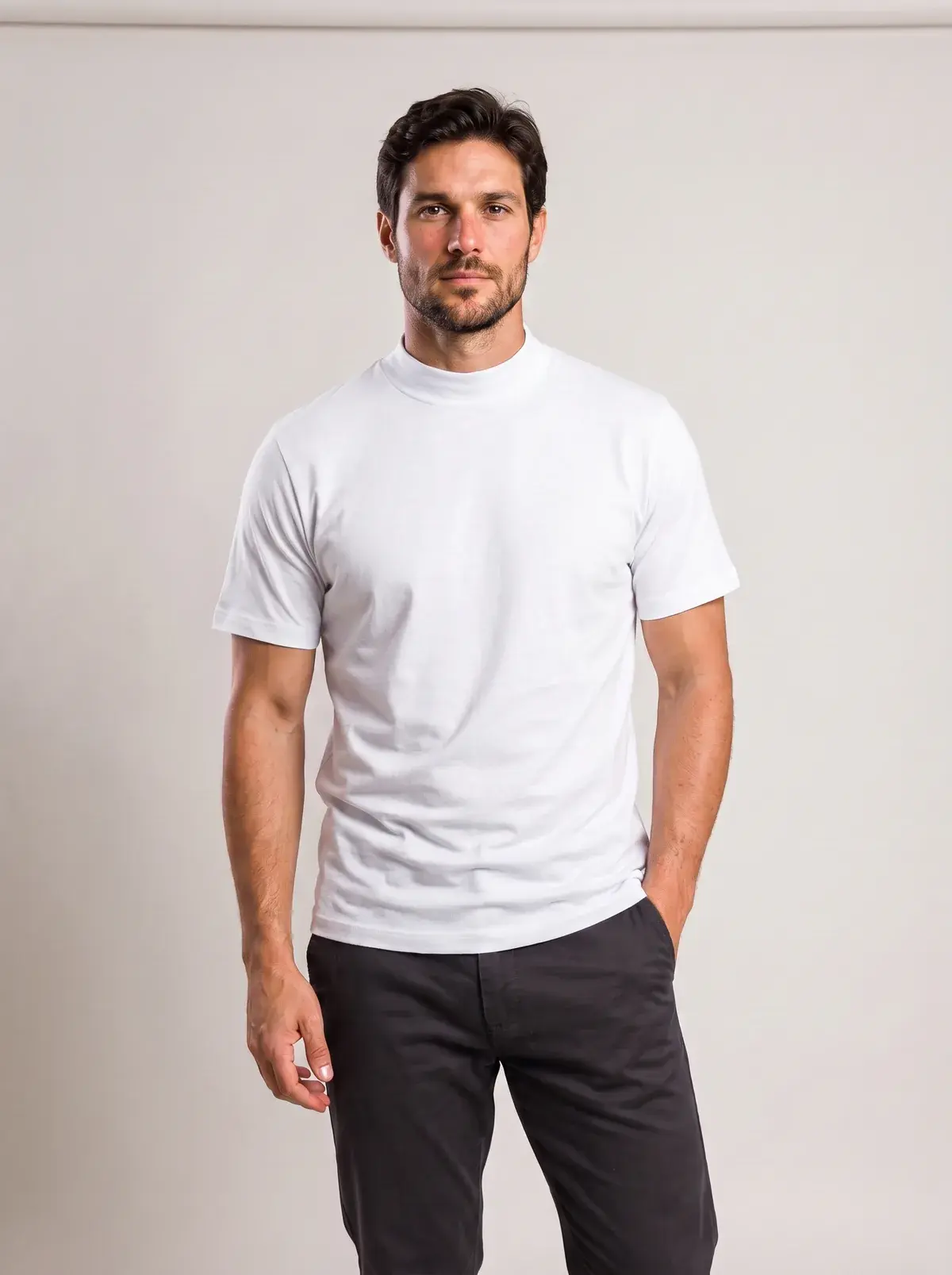Camiseta gola alta branco vestida por modelo em estúdio
