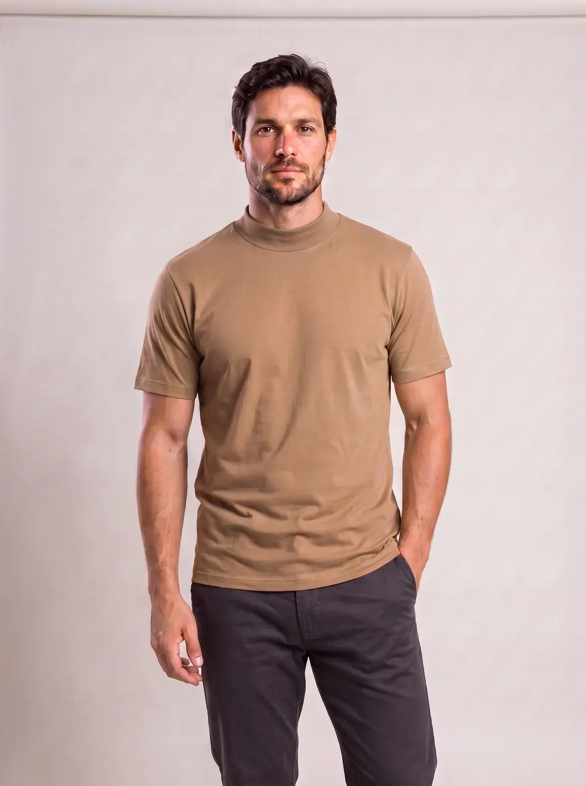 Camiseta gola alta canela vestida por modelo em estúdio