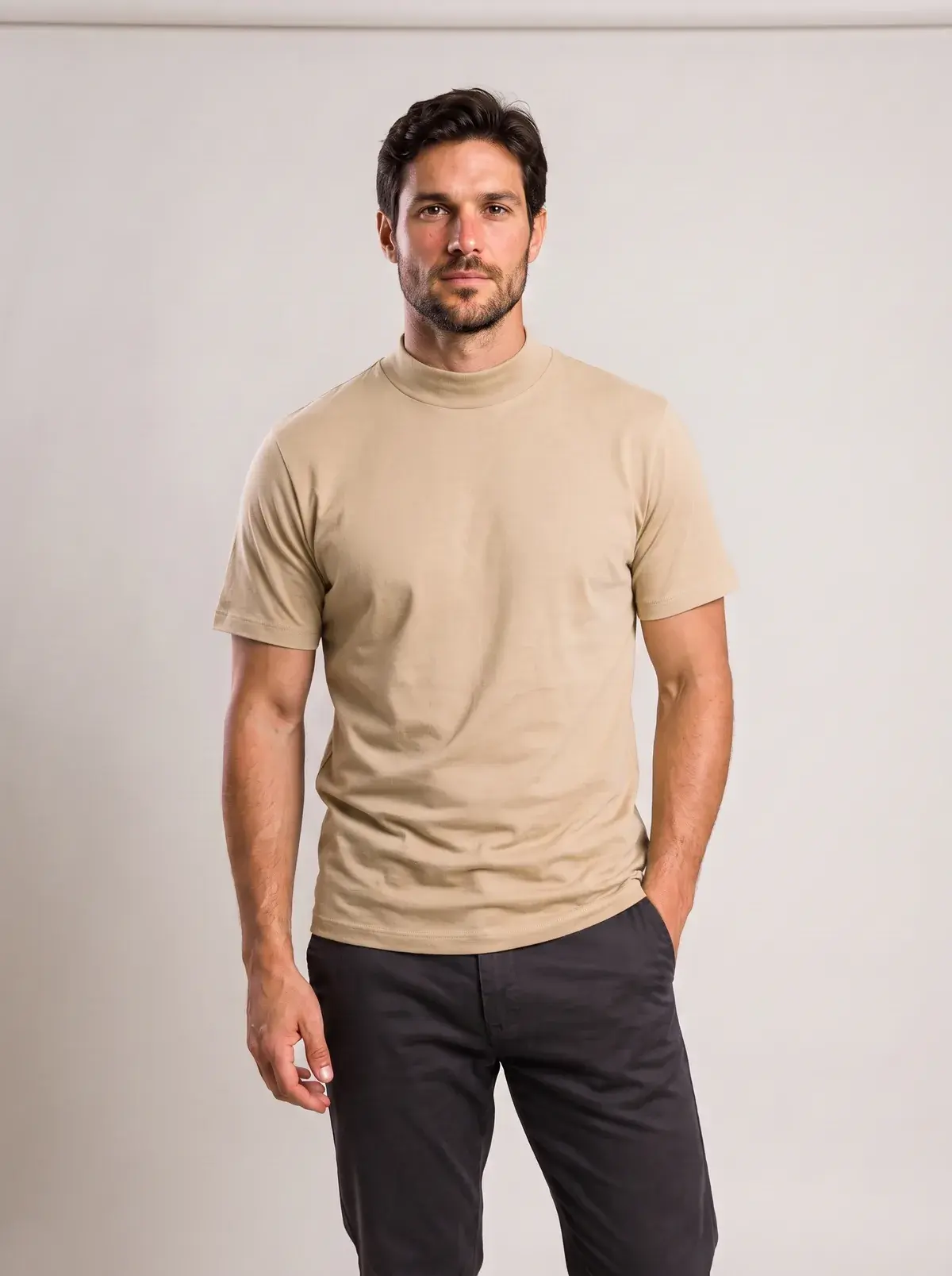 Camiseta gola alta caqui vestida por modelo em estúdio