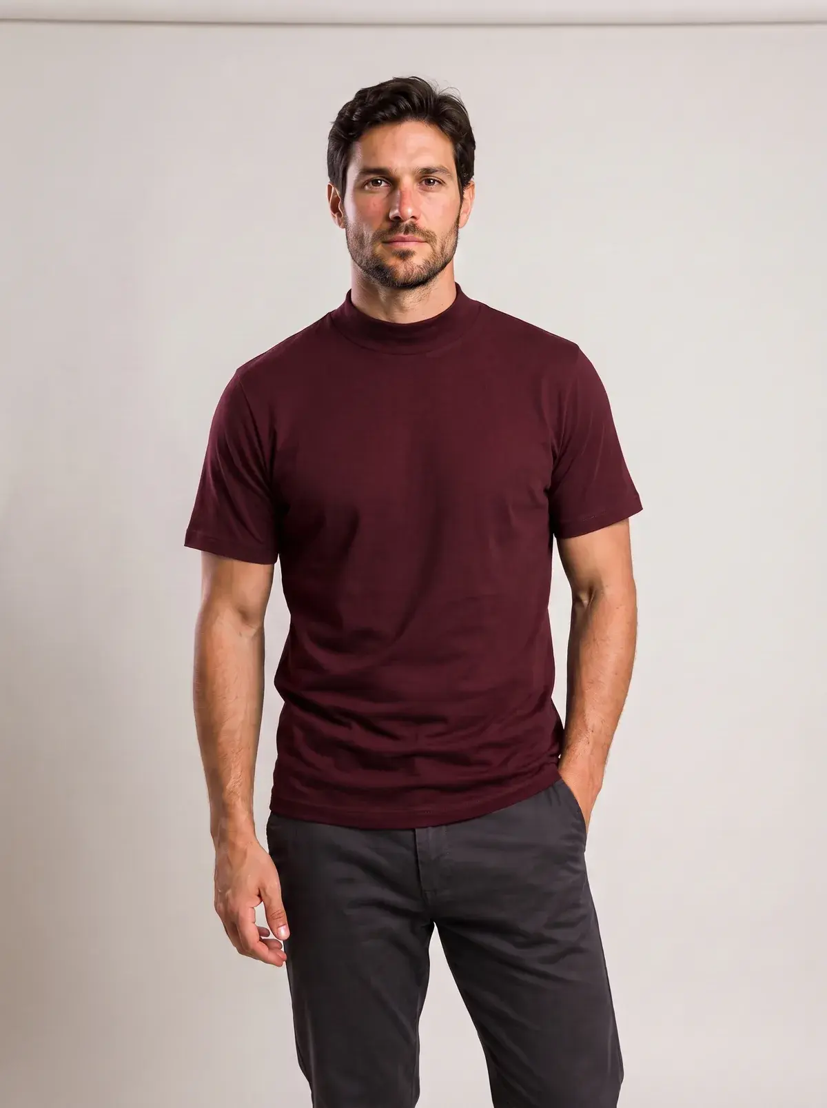 Camiseta gola alta marsala vestida por modelo em estúdio