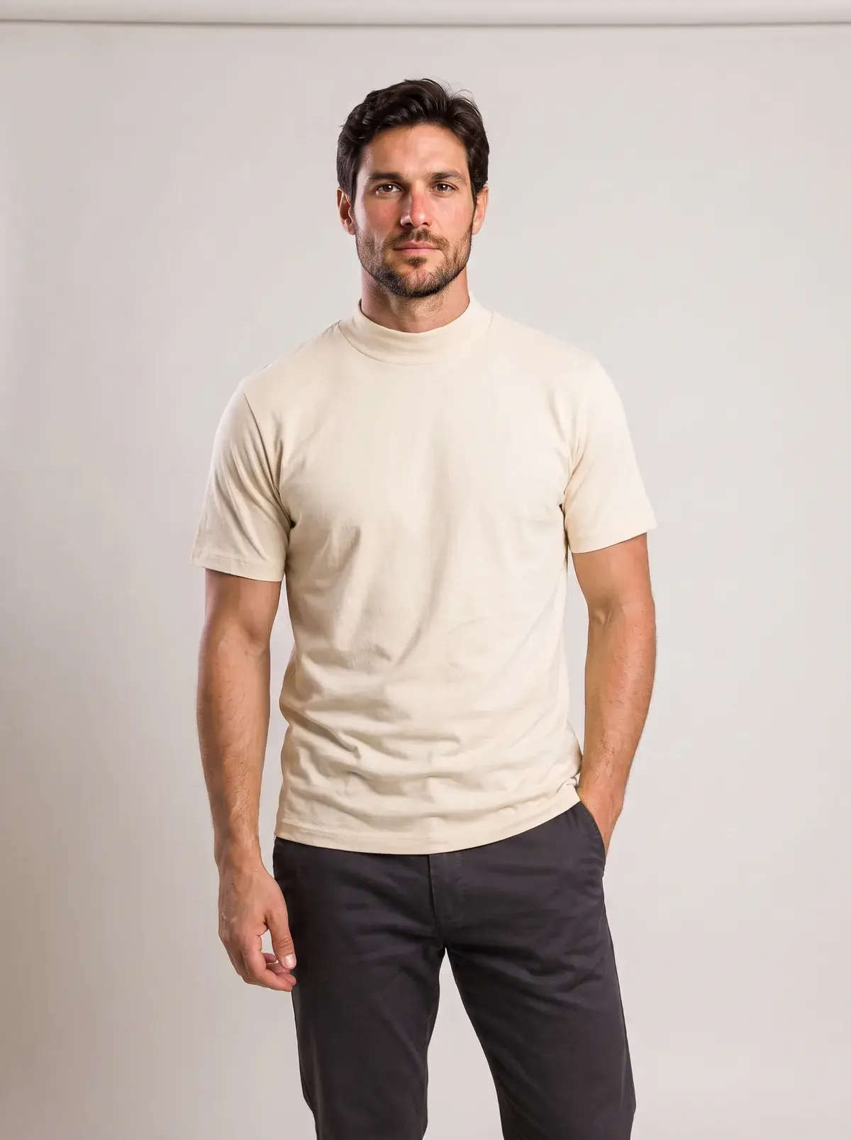 Camiseta gola alta off-white vestida por modelo em estúdio