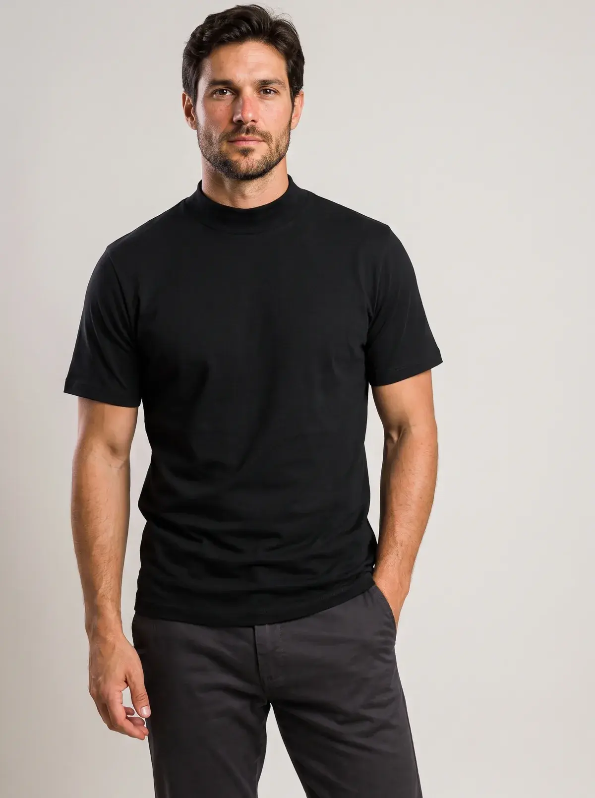 Camiseta gola alta preto vestida por modelo em estúdio