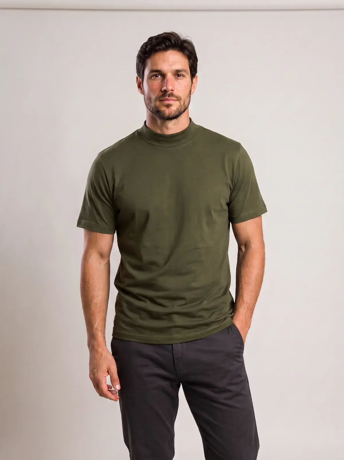 Camiseta gola alta verde militar vestida por modelo em estúdio