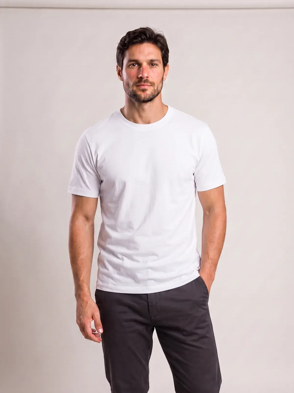 Camiseta gola baixa branco vestida por modelo em estúdio