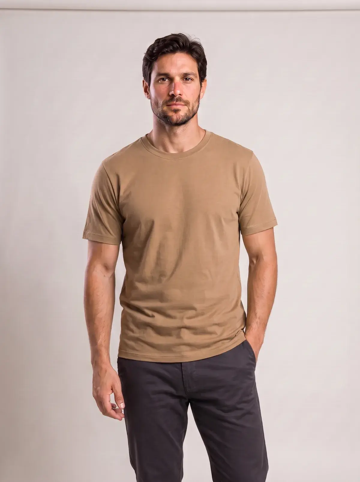 Camiseta gola baixa canela vestida por modelo em estúdio