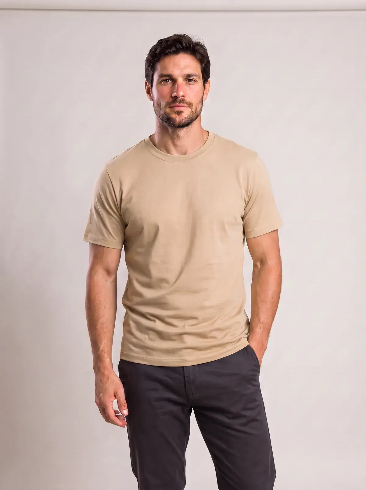 Camiseta gola baixa caqui vestida por modelo em estúdio