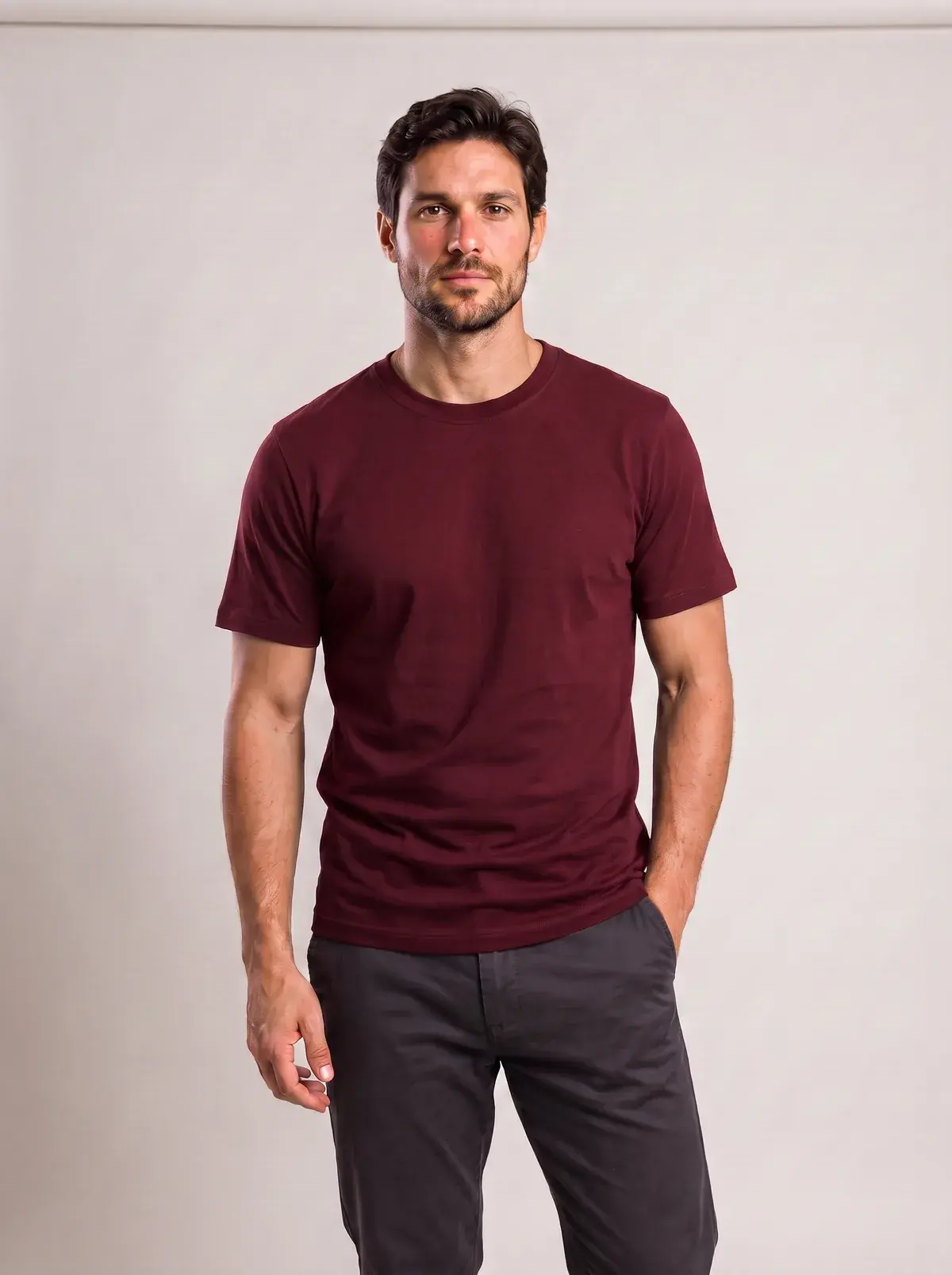 Camiseta gola baixa marsala vestida por modelo em estúdio