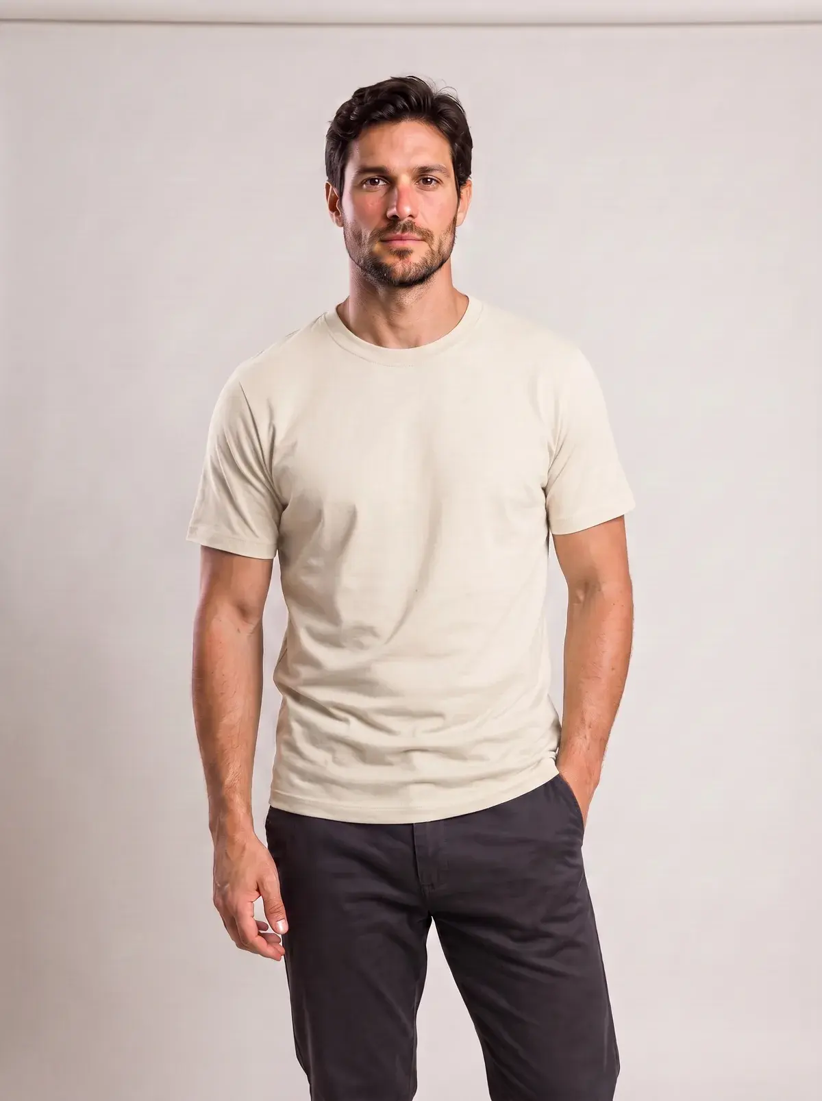 Camiseta gola baixa off-white vestida por modelo em estúdio