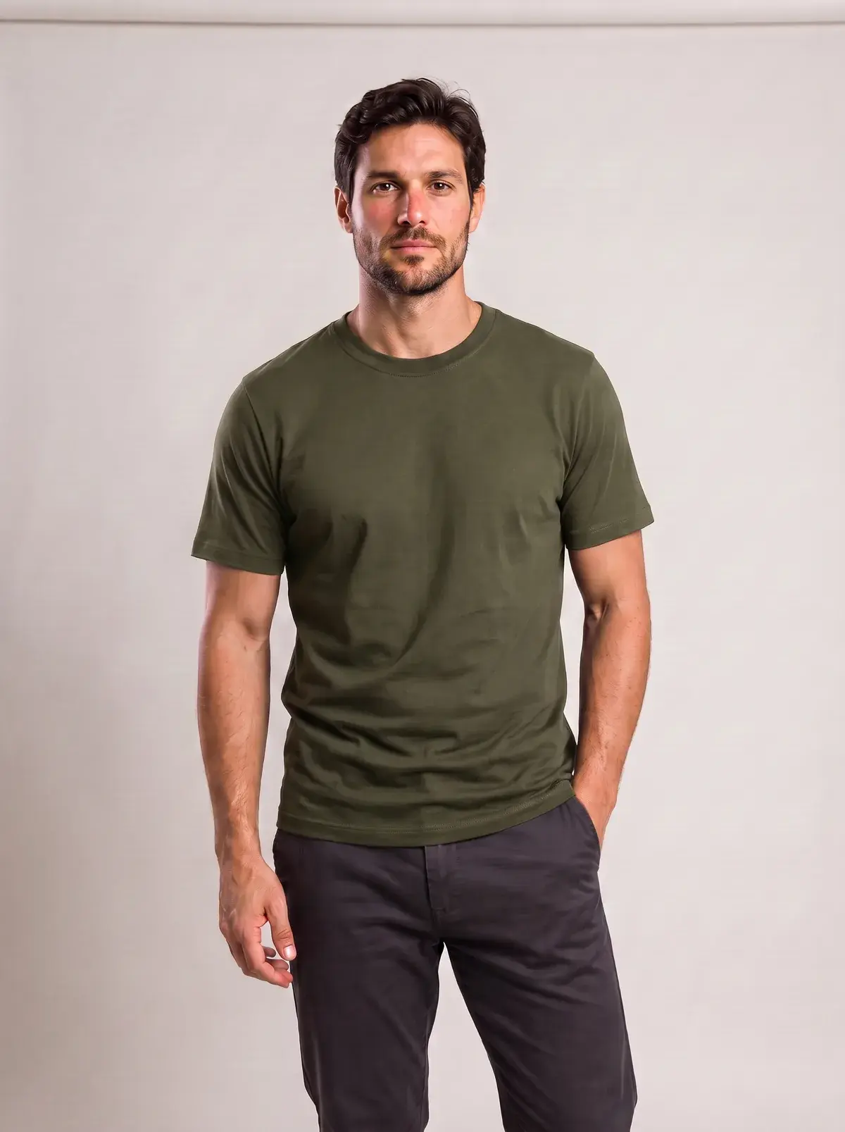 Camiseta gola baixa verde militar vestida por modelo em estúdio