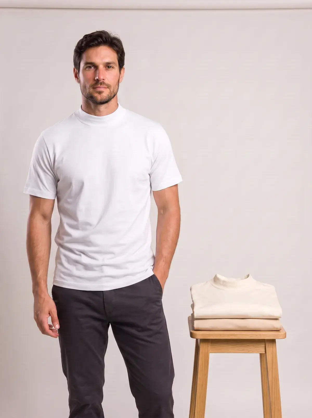Kit 3 Camisetas Gola Alta, Kit 2: modelo vestindo branca, com off-white e caqui dobradas
