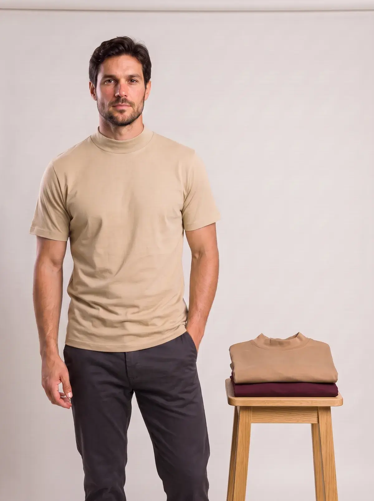 Kit 3 Camisetas Gola Alta, Kit 3: modelo vestindo caqui, com canela e marsala dobradas