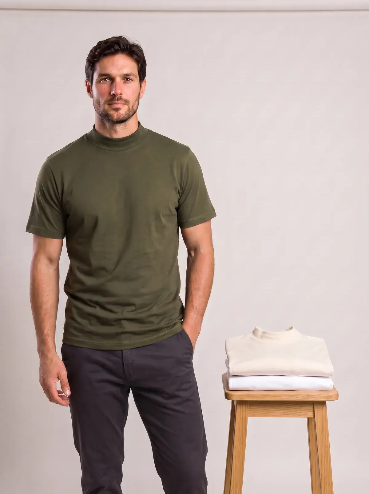 Kit 3 Camisetas Gola Alta, Kit 4: modelo vestindo verde militar, com off-white e branca dobradas