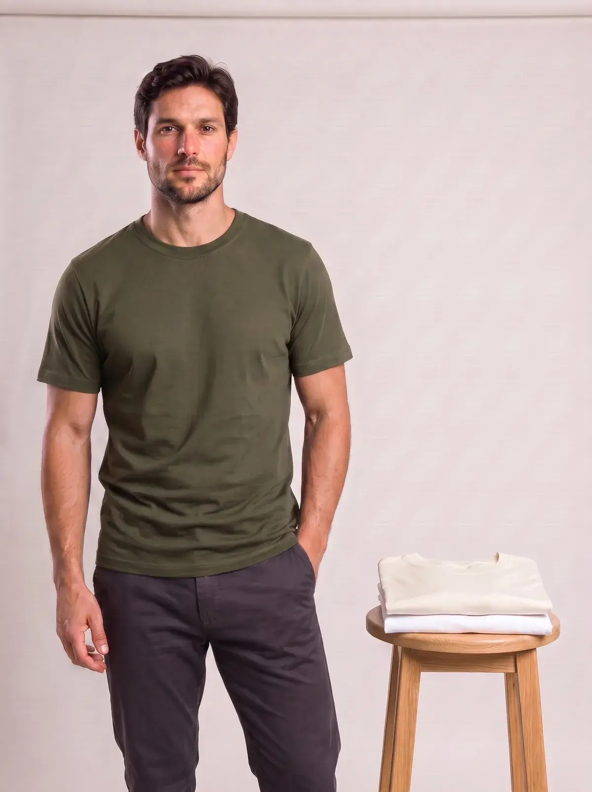 Kit 3 Camisetas Gola Baixa, Kit 4: modelo vestindo verde militar, com off-white e branca dobradas