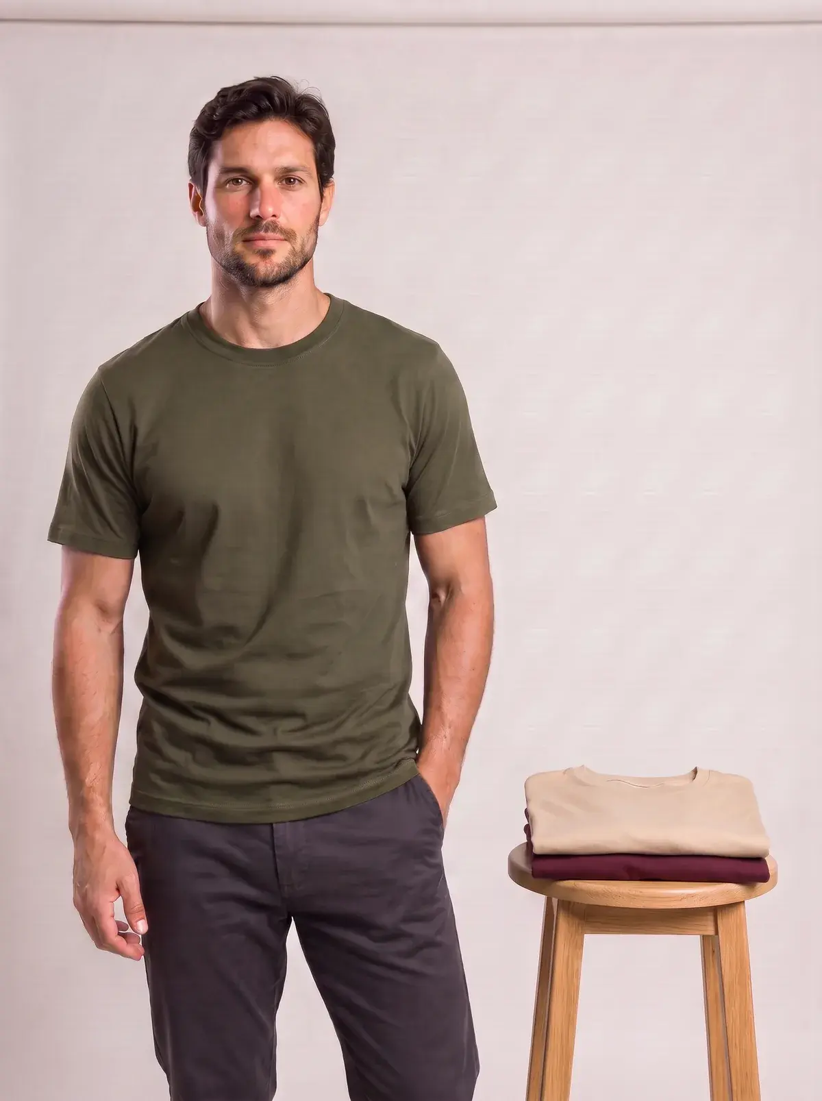 Kit 3 Camisetas Gola Baixa, Kit 6: modelo vestindo verde militar, com caqui e marsala dobradas